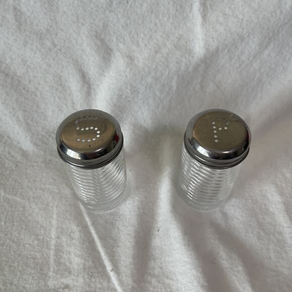 Salt And Pepper Shaker Set Glass Kitchen Screw Cap - Picture 2 of 5